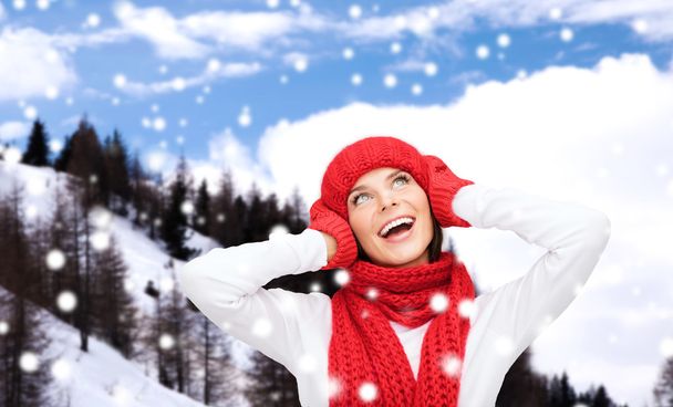 smiling young woman in winter clothes - Foto, Bild