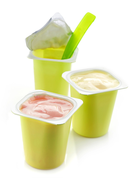 kolme muovista jogurttiruukkua
 - Valokuva, kuva