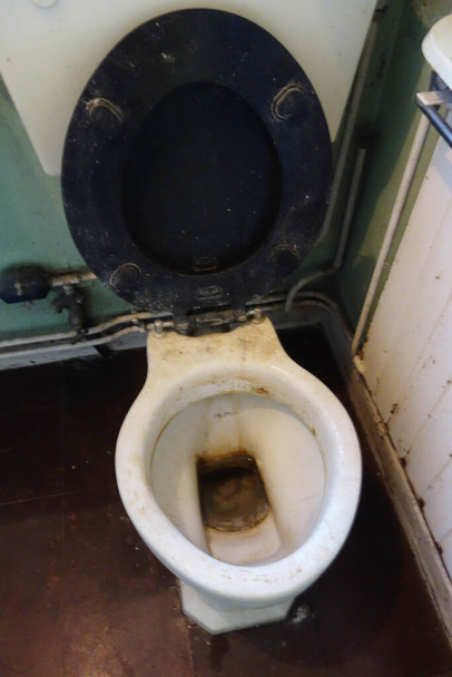 Sanita suja imunda com assento e tigela em banheiros públicos. Não foram limpos - Foto, Imagem
