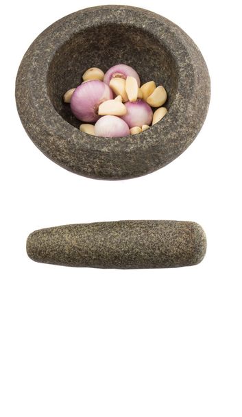 Mortier et pilon en pierre avec oignons et ail
 - Photo, image