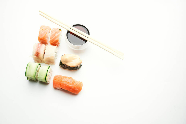 sushi chopsticks soy sauce snack delicacy japanese cuisine - Foto, afbeelding