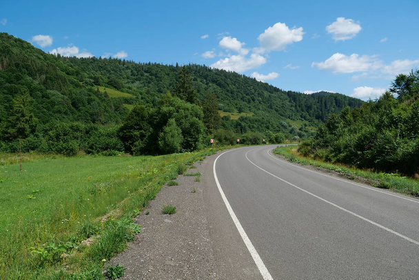 Highway in beautiful Carpathian Mountains, Ukraine - Zdjęcie, obraz