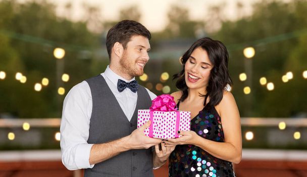happy couple with gift box at birthday party - Fotoğraf, Görsel