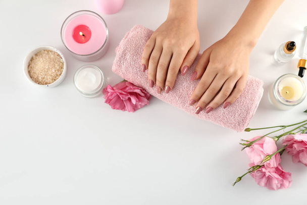 Concept de soin des mains avec des cosmétiques sur fond blanc - Photo, image