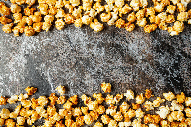 fresh caramelized popcorn on metallic surface, close up - Фото, изображение