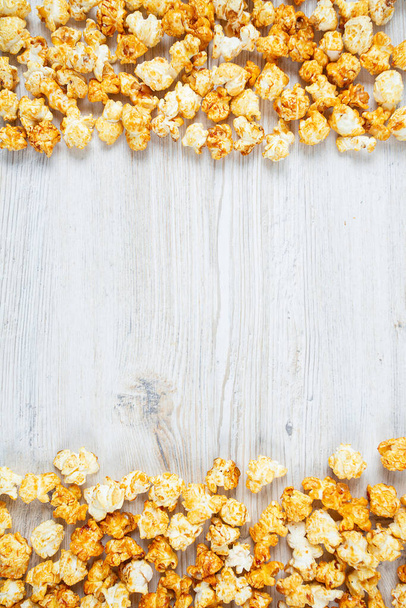 caramelized popcorn on wooden surface - Valokuva, kuva