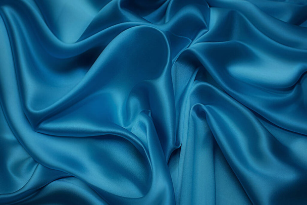 同じ色の天然ブルーの生地や布のクローズアップテクスチャ。天然コットン、シルクまたはウールの生地の質感、またはリネンの繊維素材。青のキャンバスの背景. - 写真・画像
