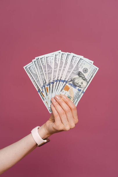 Frau hält Geld Dollar auf rosa Hintergrund - Foto, Bild