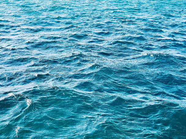 Deniz, doku ve kıyı doğası kavramı. Mavi okyanus suyu arka plan olarak, dalgalı dalgalar ve yaz tatili seyahati - Fotoğraf, Görsel
