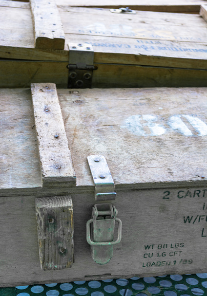 caixa velha de TNT no acampamento militar
 - Foto, Imagem