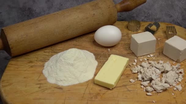 Sütőipari háttér hozzávalókkal sütési sütik készítéséhez - Felvétel, videó