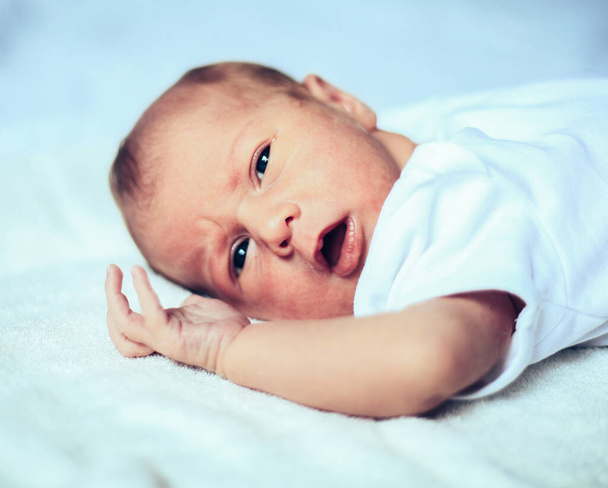 cute newborn baby lying on white blanket - Zdjęcie, obraz