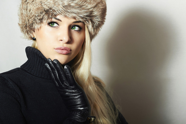 όμορφη νεαρή γυναίκα με καπέλο γούνα. Pretty ξανθό κορίτσι. χειμώνα κορίτσι μόδ beauty.beautiful ξανθιά σε μαύρο δερμάτινα γάντια - Φωτογραφία, εικόνα