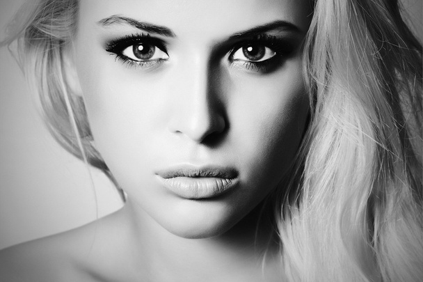 mooi gezicht van jonge woman.blond girl.beauty model. kunstwerk monochroom portret - Foto, afbeelding