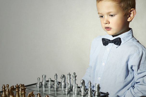 kleiner Junge, der Schach spielt.smart kid.fashion children.5 Jahre alt child.little genius child. intelligentes Spiel.Schachbrett - Foto, Bild