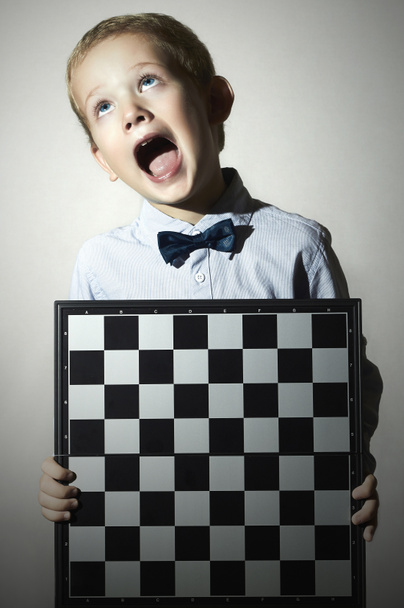 Kleiner Junge mit Schachbrett.chess.emotion.scream Kind - Foto, Bild