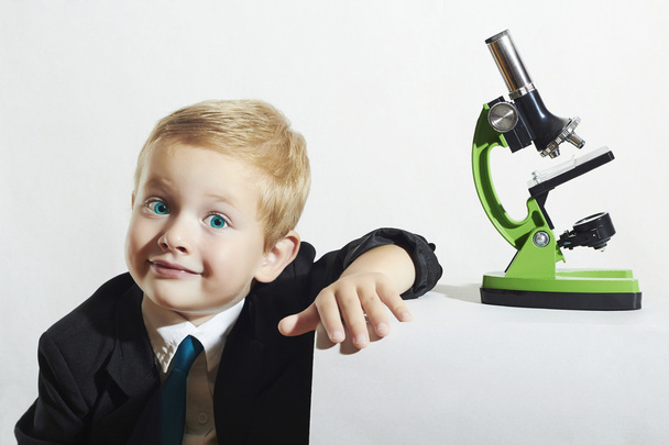vtipné child.little scientist.fashion portrét chlapce v tie.schoolboy s microscope.smart kid.education - Fotografie, Obrázek