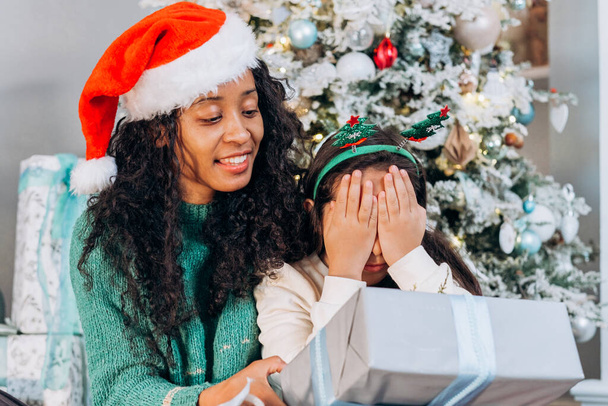 Schwarze Mutter überrascht Tochter mit Weihnachtsgeschenk - Foto, Bild