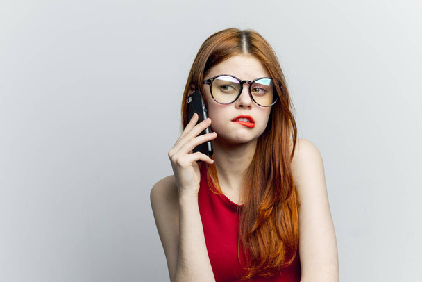 όμορφη γυναίκα με γυαλιά μιλάμε για τον τρόπο ζωής της τεχνολογίας του τηλεφώνου - Φωτογραφία, εικόνα