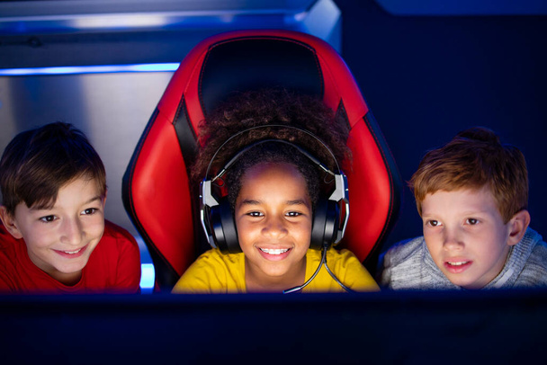 Niños jugando videojuegos juntos en la computadora. - Foto, imagen