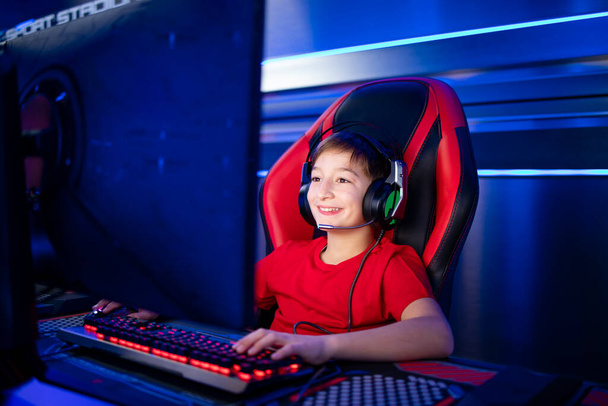 Profesionální hráč s headset hrát nebo streaming online videohry na počítači. Děti závislé na zábavním průmyslu. - Fotografie, Obrázek
