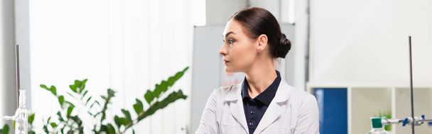 Side view of scientist in white coat looking away in lab, banner  - Foto, Imagem