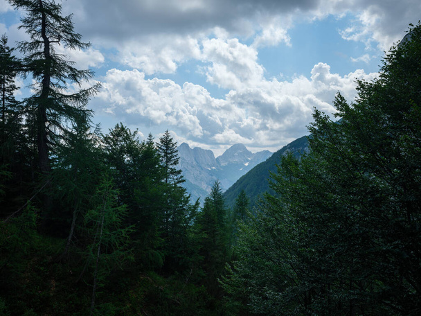 cumbres de montaña de verano y picos bajo el cielo azul nublado en Eslovenia parque nacional Triglav. día de verano soleado - Foto, Imagen