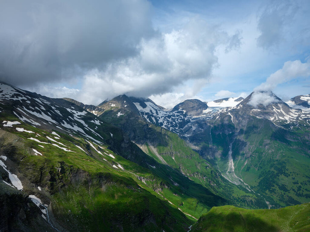 letnie zielone Alpy w Austrii ze śnieżnymi szczytami w pobliżu Grossglockner - Zdjęcie, obraz