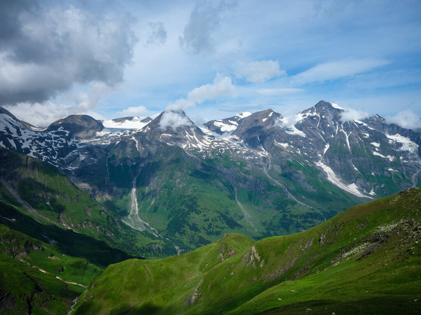 verano verde Alpes montañas en Austria con picos nevados cerca de Grossglockner - Foto, Imagen