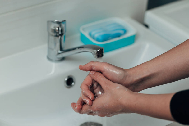 The Girl Washes Her Hands to Avoid Infection With the Virus COVID-19 - Foto, Bild