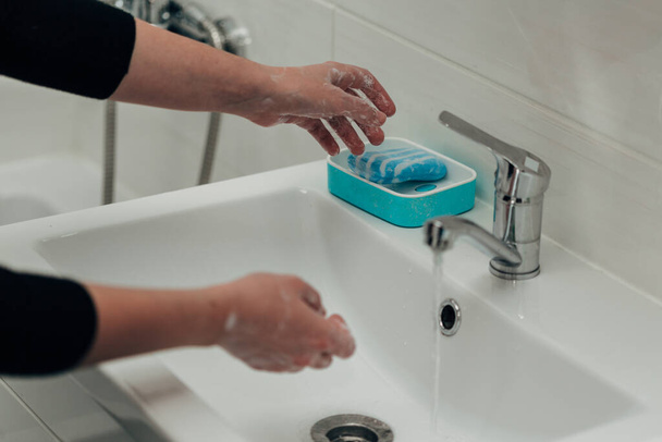 The Girl Washes Her Hands to Avoid Infection With the Virus COVID-19 - Foto, afbeelding