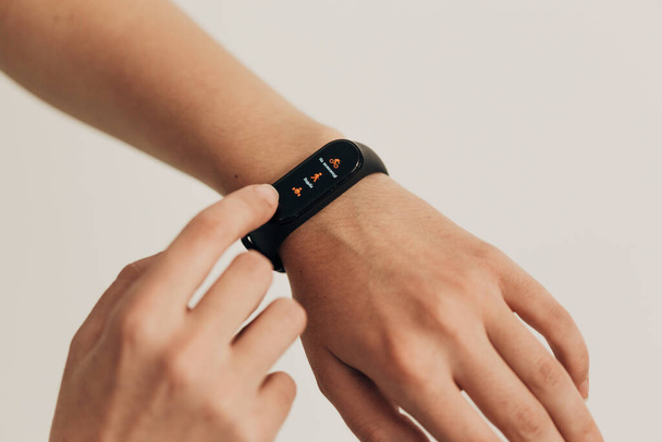 Smart Watch on a Human Hand. Heartbeat check. - Foto, Bild