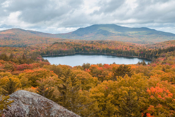 The view of Moosehead lake with early fall foliage. Maine, United States. - Fotografie, Obrázek