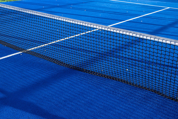 An empty blue paddle tennis court during dayt - Foto, immagini