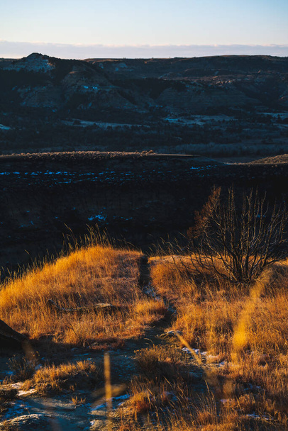 The sunny trail of the Badlands in Theodore Roosevelt National Park, North Dakota - Valokuva, kuva