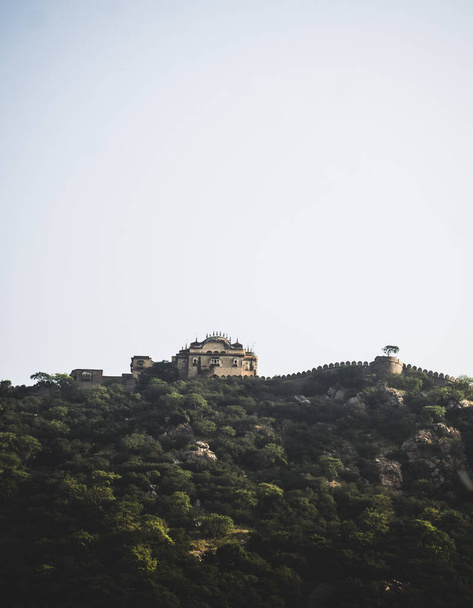A vertical shot of a castle on the hill - Foto, imagen