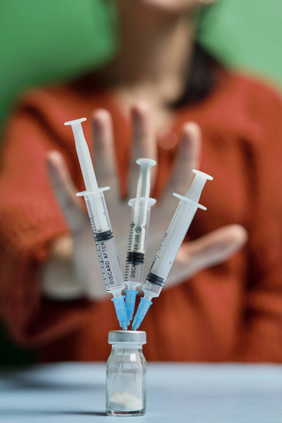 Μια γυναίκα που αρνείται το εμβόλιο covid-19 - Φωτογραφία, εικόνα