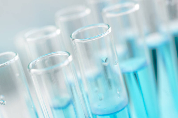 Wissenschaftliche Laborforschung und Experimente. Labor-Reagenzgläser mit blauer Flüssigkeit in Nahaufnahme, selektiver Fokus. - Foto, Bild