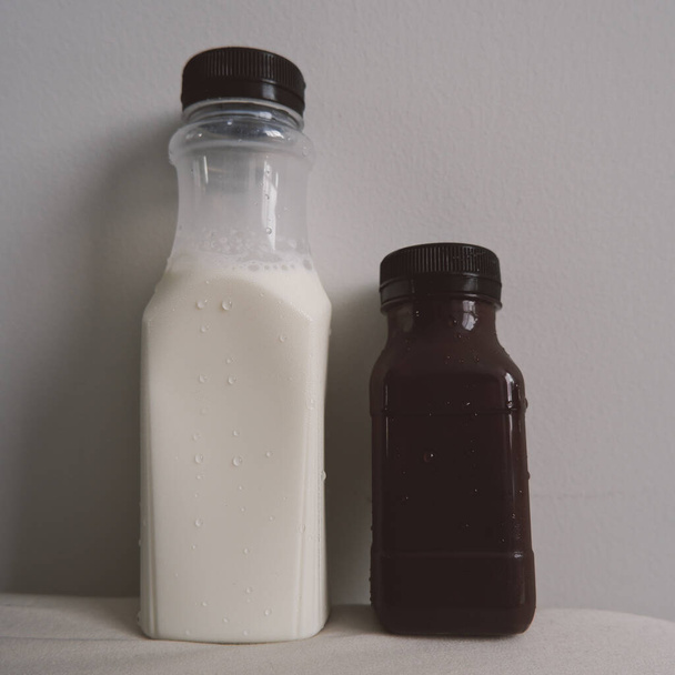 Frontansicht Bild von zwei Plastikflaschen in natürlichem Licht - Foto, Bild