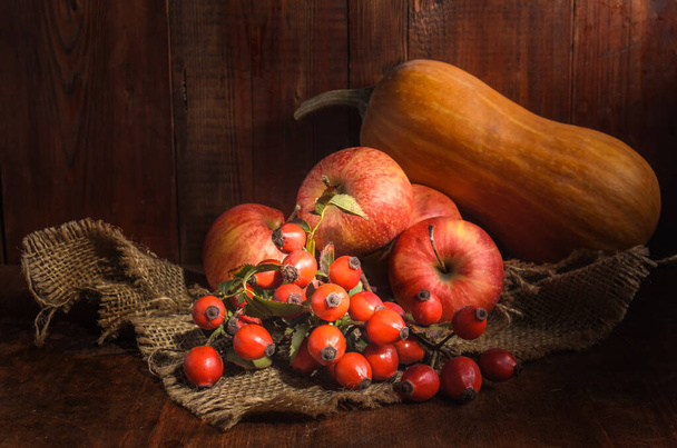 omenat ja muut hedelmät tumma puinen tausta maalaismainen tyyli - Valokuva, kuva