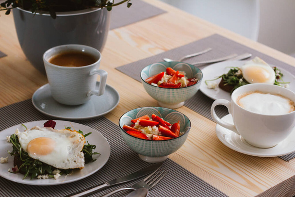 desayuno saludable para dos personas en la mesa - Foto, imagen