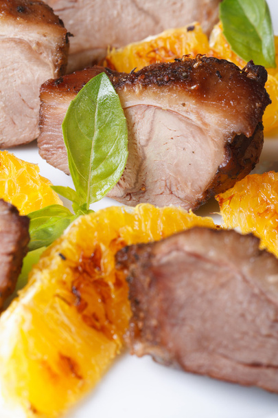 fatias de carne de pato assada com macro laranja em uma placa branca
 - Foto, Imagem