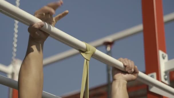 Ο άνθρωπος κάνει ασκήσεις pull-ups - Πλάνα, βίντεο