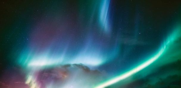 Panorama de Aurora Boreal, Luces del Norte con estrellas en el cielo nocturno en el Círculo Polar Ártico en Noruega - Foto, imagen