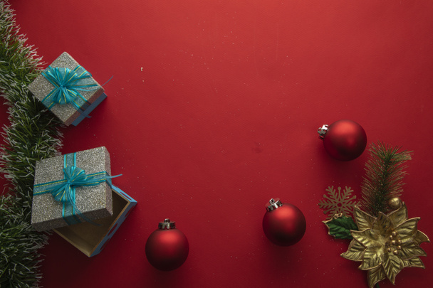 Χριστούγεννα φόντο με κουτιά δώρων, σφαίρες και κόκκινο φόντο - Φωτογραφία, εικόνα