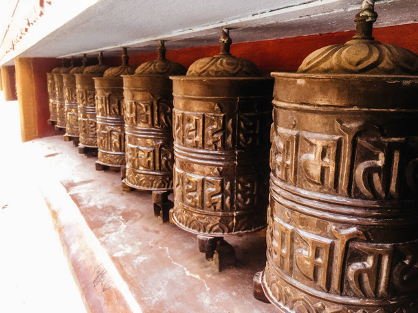 ネパール、カトマンズの寺院での伝統的な祈りの車輪 - 写真・画像