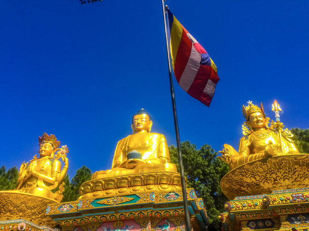 Grandi statue dorate di Avalokiteshvara, Buddha Shakyamuni e Padmasambhava su troni di loto nel parco di Buddha, zona di Swayambhunath, Kathmandu, Nepal - Foto, immagini