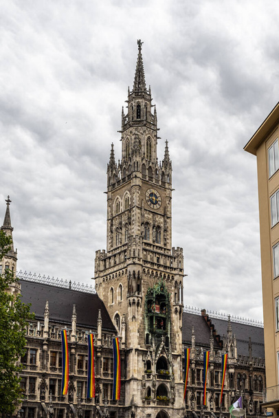 Das Neue Rathaus ist ein Rathaus am nördlichen Teil des Marienplatzes in München, Bayern, Deutschland. Es beherbergt die Stadtregierung einschließlich des Stadtrats und eines Teils der Verwaltung. - Foto, Bild