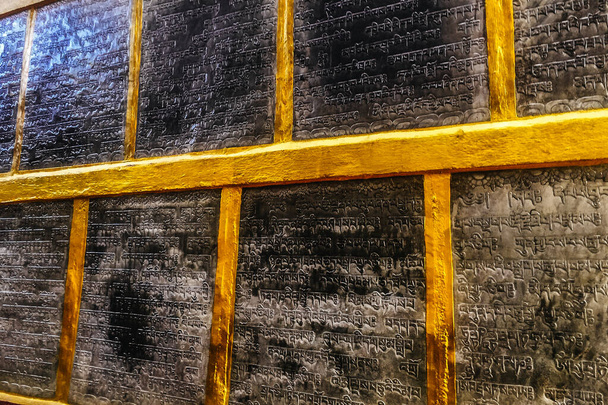 Egy ősi buddhista szöveg szanszkritul belevésve egy kőtáblába Swayambhunath-ban. - Fotó, kép