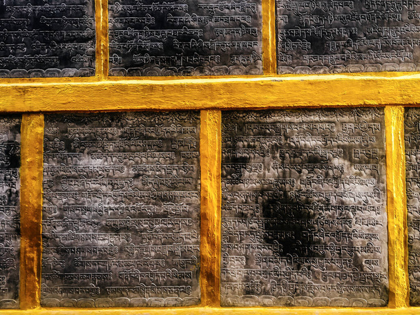 Starożytny buddyjski tekst w sanskrycie wyryty w kamiennej tablicy w Swayambhunath - Zdjęcie, obraz